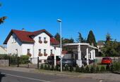 Foto - Einfamilienhaus mit Garagen & vielseitig nutzbarer Gewerbeeinheit