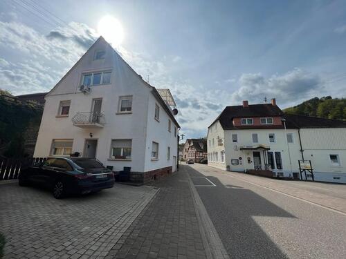 Foto - Geräumiges Mehrfamilienhaus, 9,5 Zi., mit viel Potential