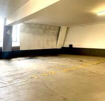 Parkhaus Parkplatz für ein Auto. - Worms