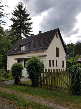 Foto - Freistehendes Einfamilienhaus mit großem Potenzial