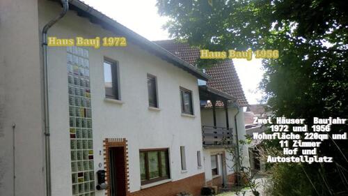 Foto - Zwei Häuser mit Balkon zwischen den Häusern.