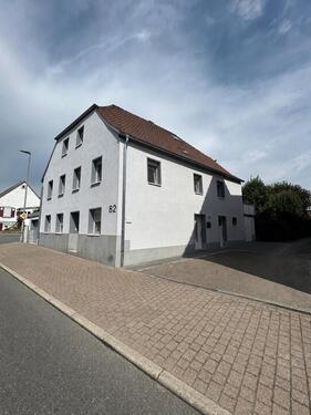 Foto - Freistehendes Einfamilienhaus mit Einliegerwohnung und Garage