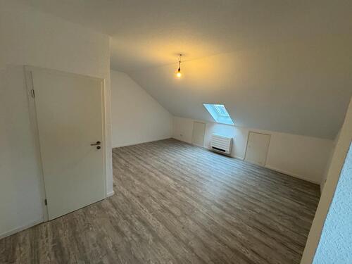 Foto - Helle 4-ZKB DG-Wohnung - KlimaWärmepumpe, Stellplatz + Garten