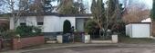 Foto - Flachdach-Fertighausbungalow mit Garten und Garage