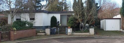 Foto - Flachdach-Fertighausbungalow mit Garten und Garage