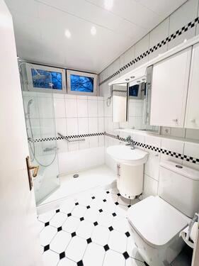 Foto - Renovierte zentrale 3-12 Zimmer-Wohnung mit Balkon & Küche