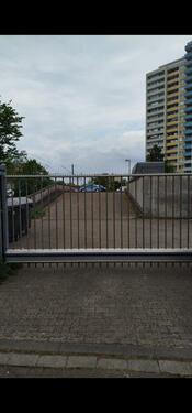 Foto - Stellplatz auf Parkdeck mit Einfahrtstor