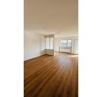 Erstbezug n. Renovierung: helle 3-Zimmer Wohnung (Balkon, Garage - Groß-Gerau