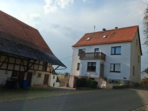 Foto - Bauernhaus mit Scheune, Nebengebäuden, Hof u. Gartenflächen