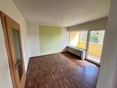 Foto - Gepflegte 3-Zimmer-Wohnung mit verglaster Loggia und Garage