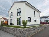 Foto - Modernes Einfamilienhaus mit großem Garten in Oberschwarzach