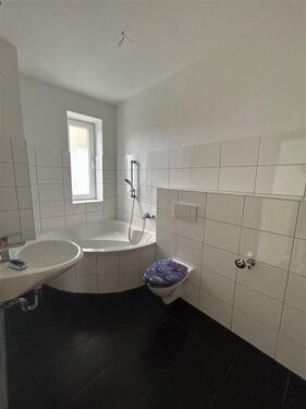 Foto - Großzügige 3-Zimmer mit Laminat, Balkon und Eckwanne in guter Lage