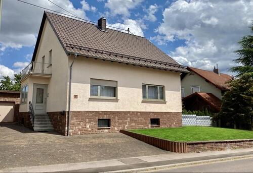 Foto - Freistehendes Einfamilienhaus mit großem Garten,Garage&neuem Dach