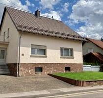Freistehendes Einfamilienhaus mit großem Garten,Garage&neuem Dach - Schwalbach