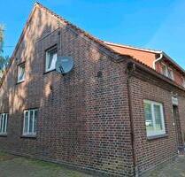 Zwei Häuser mit Möglichkeit zum Gewerbe auf großem Grundstück - Loxstedt