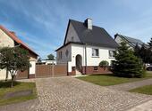 Foto - Charmantes Einfamilienhaus mit idyllischem Garten und Garagen