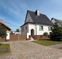 Charmantes Einfamilienhaus mit idyllischem Garten und Garagen - Gardelegen