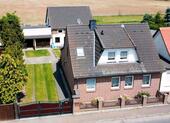 Foto - Einfamilienhaus mit Nebengebäude und Scheune