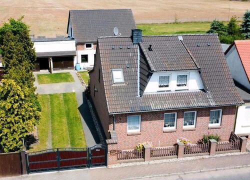 Foto - Einfamilienhaus mit Nebengebäude und Scheune
