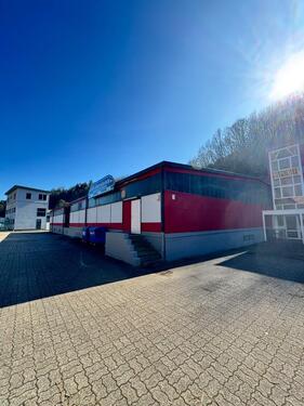 Foto - Hallen-Stellplätze für PKW & Wohnwagen zu vermieten – Überwacht