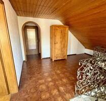 Helle 3 Zimmer DG-Whg. mit überdachter Loggia in Langensendelbach