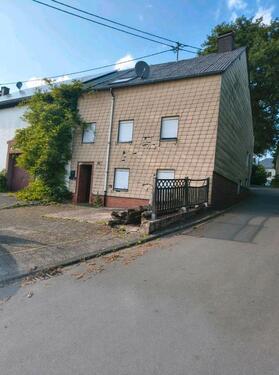 Foto - Olmscheid, einseitig angebautes Haus, Sanierungsobjekt