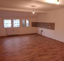 Top-Wohnung, 2-Zimmer, großer Wohn- und Kochbereich, Bad und Gäste-WC, Grünanlage hinter dem Haus - Leverkusen Opladen