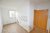 Foto - offene Küche! 3-Raum-Wohnung, Aufzug, Badewanne, Balkon! Bezug ab 01.09.25 möglich!