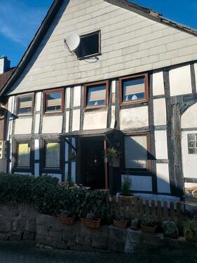 Foto - Schnäppchenjäger aufgepasst! Uhriges Fachwerkhaus