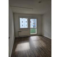 Familienwohnung mit ca. 125m² Wohnfläche + zwei Bäder + zwei Balkone! - Hainichen