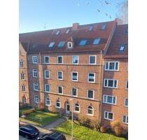 Helle, renovierte 2,5-Zimmer-Wohnung in Kiel mit Einbauküche