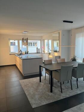 Foto - Neubau 4 Zimmer Wohnung mit Balkon EBK und Stellplätzen Nähe Ka