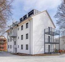 Erstbezug nach Kernsanierung: Helle 3-Zimmer-Wohnungen in Mehrfamilienhaus (1.OG & 2.OG) - Hof Neuhof