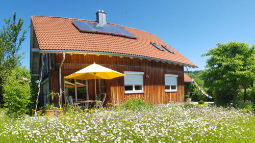 Foto - Ökologisches Holzhaus mit Charakter – Wohnen & Arbeiten im Grünen