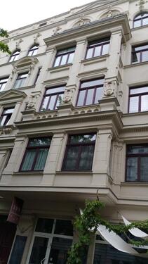 Foto - 'Altbau-Feeling, sonniger Balkon und voll ausgestattete Einbauküche - dein neues Zuhause?'