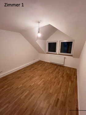 Foto - Komplett sanierte 2 Zi-Dachwohnung in freundl. Mietshaus Nied!