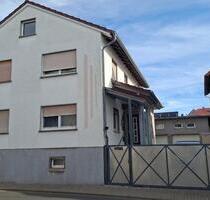 Geräumiges 8-Zimmer Ein- Zweifamilienhaus Alten-Buseck
