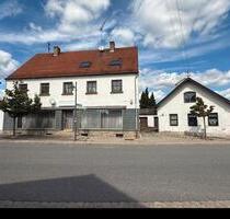 Wohnhaus mit Ladenfläche und Nebengebäude - Waidhaus
