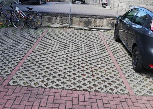 Foto - Autostellplatz in der Leistenstraße zu vermieten !