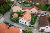 Foto - Idyllische Einfamilienhaus im Grünen mit versch. Nebengebäuden