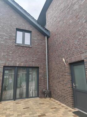 Foto - Freistehendes Haus mit Einliegerwohnung und großzügiger Garage.