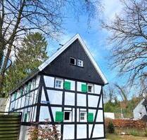 TRAUMHAFTES, FREISTEHENDES FACHWERKHAUS MIT IDYLLISCHEM GARTEN, SAUNA, EINBAUKÜCHE, GARAGE! - Bergisch Gladbach Paffrath