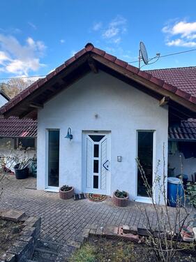Foto - Moderne 2,5-Zimmer-Wohnung mit Garten in Zweifamlienhaus