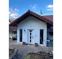 Moderne 2,5-Zimmer-Wohnung mit Garten in Zweifamlienhaus - Homburg