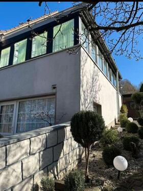 Foto - Leben im Grünen: Haus mit separater Büro- oder Wohneinheit