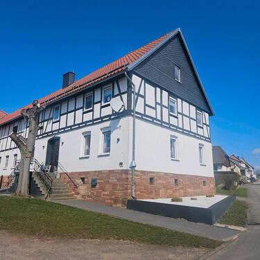 Foto - Drei- Seiten- HofFamilienhaus neu renoviert