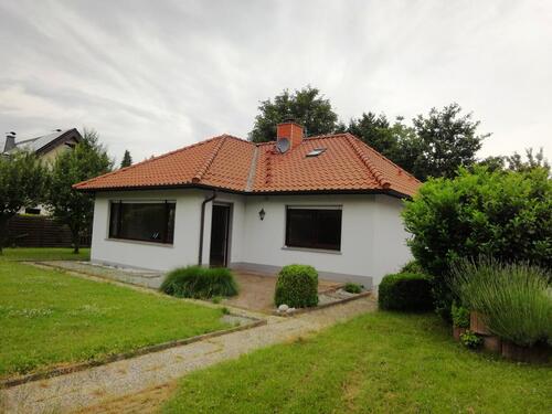 Foto - EINFAMILIENHAUS MIT GARTEN UND 2 GARAGEN für eine bis zwei Personen