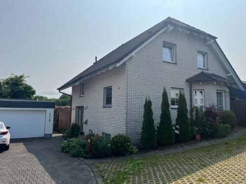 Foto - Freistehendes Einfamilienhaus mit 8 Zimm.& Doppelgarage in Eslohe