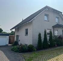 Freistehendes Einfamilienhaus mit 8 Zimm.& Doppelgarage in Eslohe - Eslohe (Sauerland)