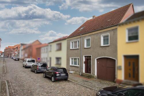 Foto - Neukalen: Sanierungsbedürftiges Reihenmittelhaus mit Garten